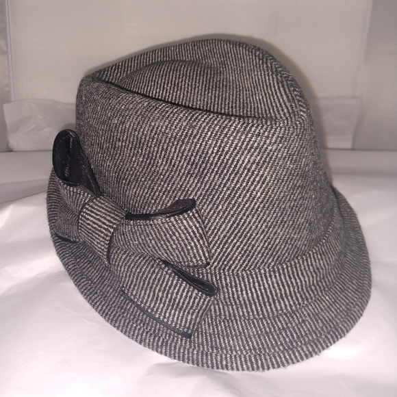 Accessories - Gray and black tweed hat with bow